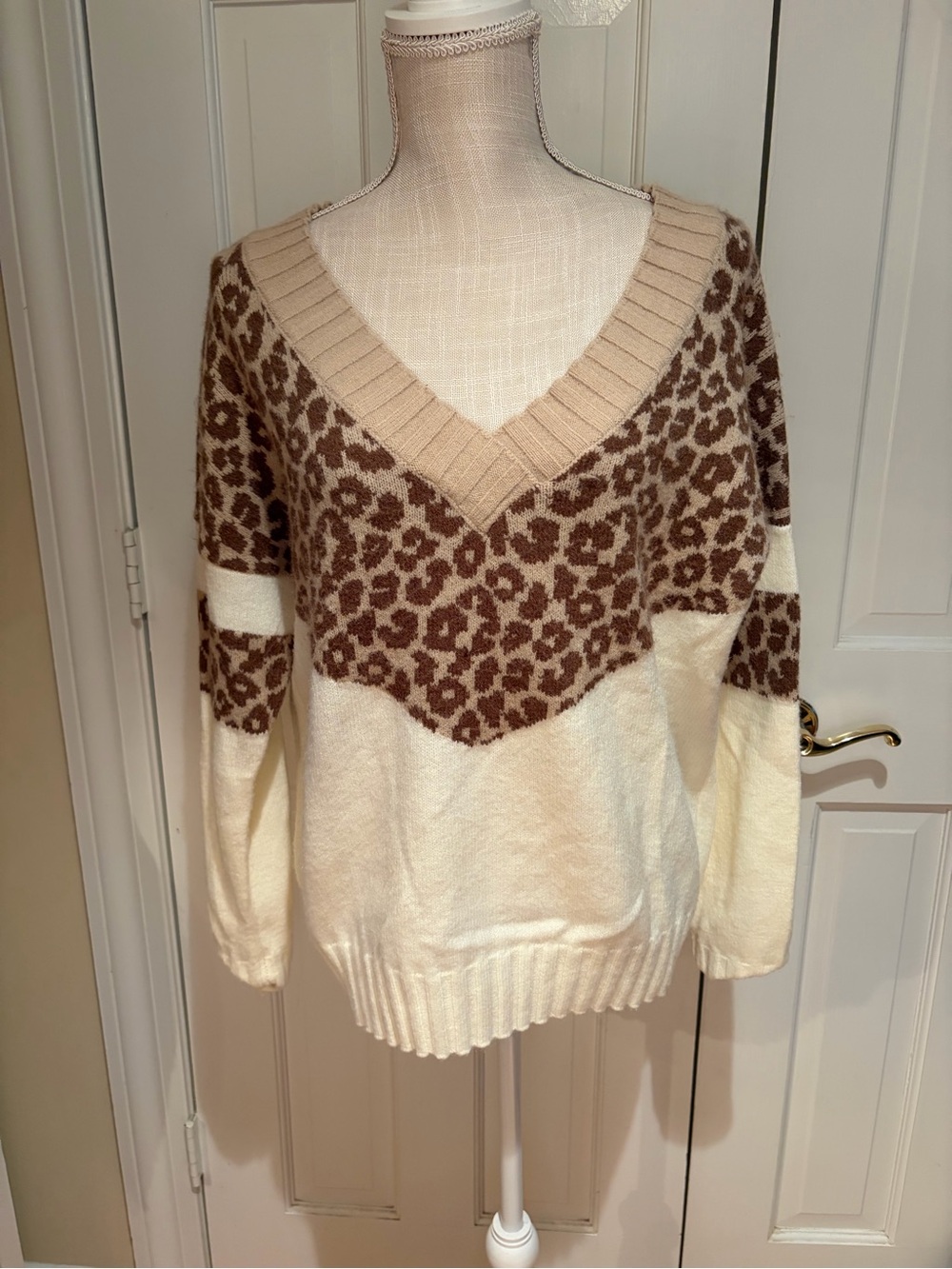 Daytrip  from Buckle V-Neck Leopard Colorblock Sweater - Cream & Brown NWOT